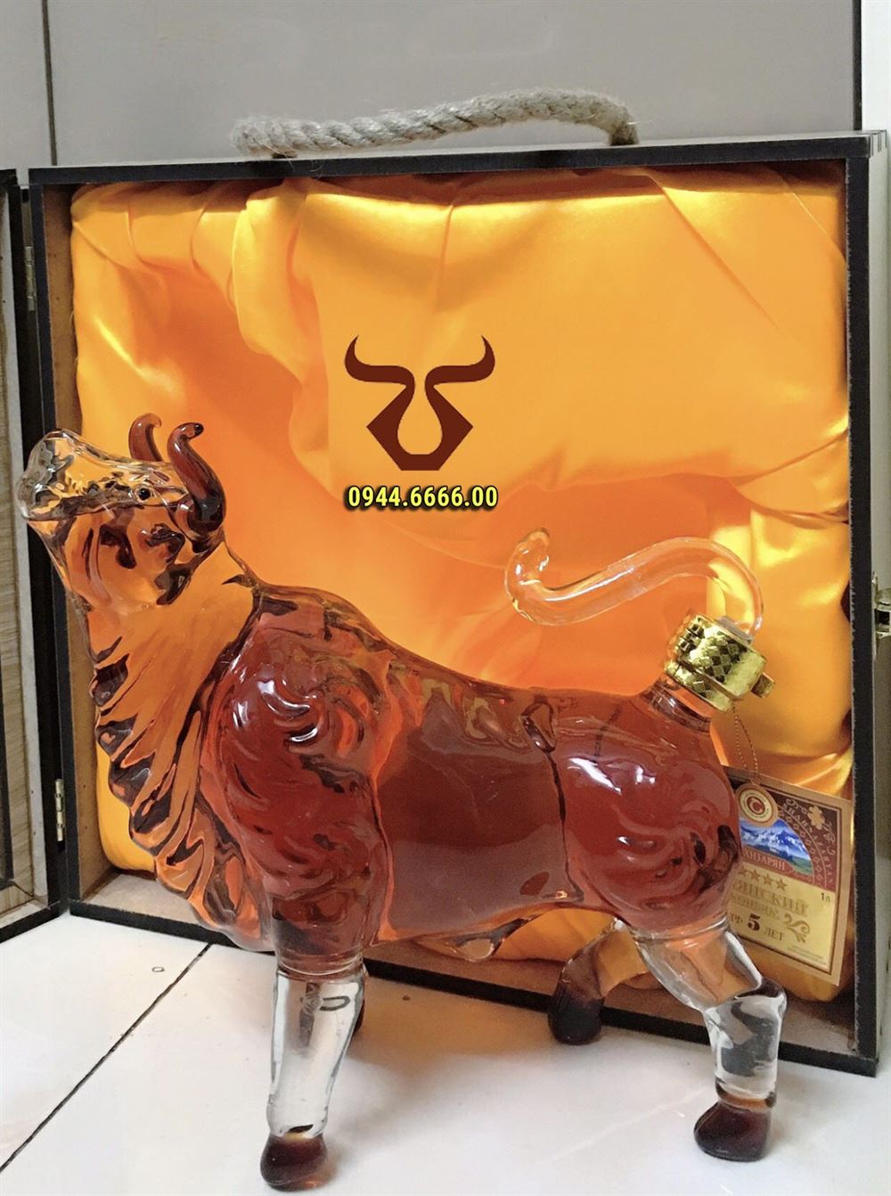 Rượu con Tr&acirc;u Nga thủy tinh hộp gỗ