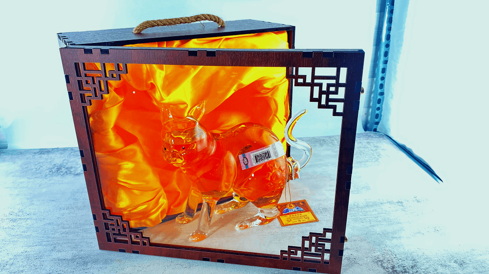  Rượu mèo thủy tinh Nga - dáng ngồi hộp gỗ  